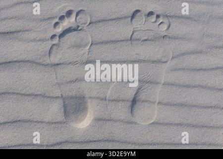 Fußspuren im Sand am Strand in Debki, Ostseeküste in Polen Stockfoto