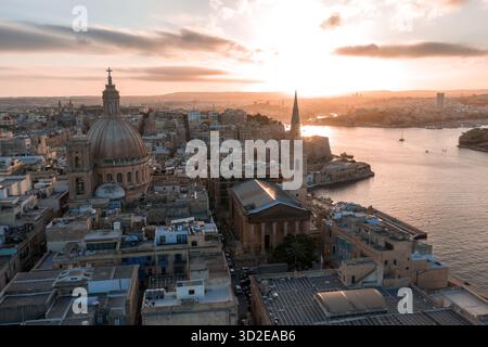 Sonnenuntergang aus der Luft über Valletta, Malta, Grand Harbour und Sehenswürdigkeiten der Skyline Stockfoto