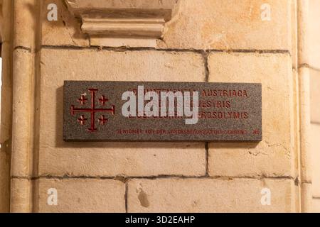 Jerusalem, Israel, Eine Steintafel an einer Mauer, geschrieben in lateinischer und deutscher sprache, die die statthalterei von österreich des Reiterordens der Heiligen se angibt Stockfoto