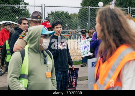 Demonstranten und MAGA-Gegenprotestierende versammeln sich in der Nähe des Sicherheitszauns mit Strafverfolgungsbehörden bei „No Kings“ Anti-Trump Protest, St. Paul, USA, 14. Juni 2025 Stockfoto