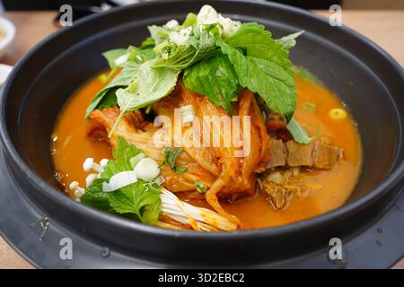Scharfer koreanischer Kimchi-Eintopf mit Schweinerippchen und gereiften Kimchi Stockfoto