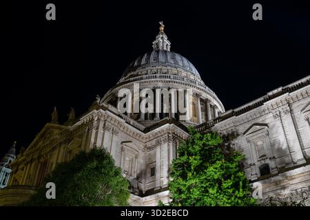 Die ikonische Architektur von St. Die Kathedrale von Paulus ist auffallend zu sehen, da ihre Kuppel und Fassade vor dem Hintergrund einer dunklen Nacht lebhaft beleuchtet werden Stockfoto