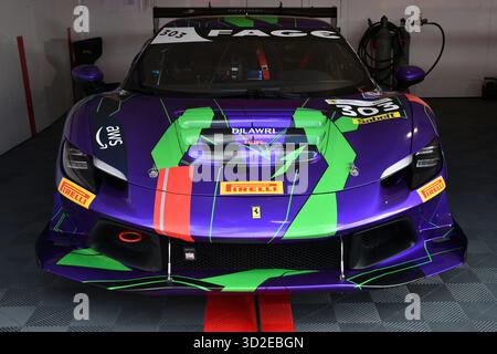 Scarperia, Italien - 24. Oktober 2025: Ferrari 296 Challenge im Fahrerlager während des Ferrari World Finals 2025 auf dem Mugello Circuit in Italien. Stockfoto