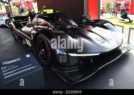 Scarperia, Italien - 24. Oktober 2025: Ferrari 499P Modificata wird während des Ferrari World Finals 2025 auf dem Mugello Circuit in Italien gezeigt. Stockfoto