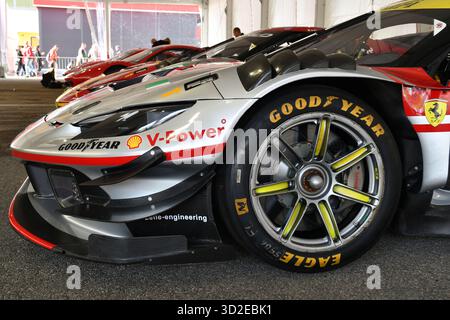 Scarperia, Italien - 24. Oktober 2025: Ferrari 296 GT3 im Fahrerlager während des Ferrari World Finals 2025 auf dem Mugello Circuit in Italien. Stockfoto