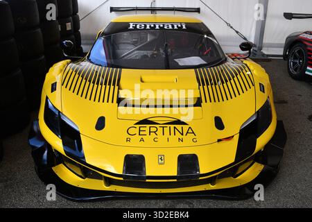 Scarperia, Italien - 24. Oktober 2025: Ferrari 296 GT3 im Fahrerlager während des Ferrari World Finals 2025 auf dem Mugello Circuit in Italien. Stockfoto