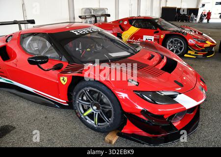Scarperia, Italien - 24. Oktober 2025: Ferrari 296 GT3 im Fahrerlager während des Ferrari World Finals 2025 auf dem Mugello Circuit in Italien. Stockfoto