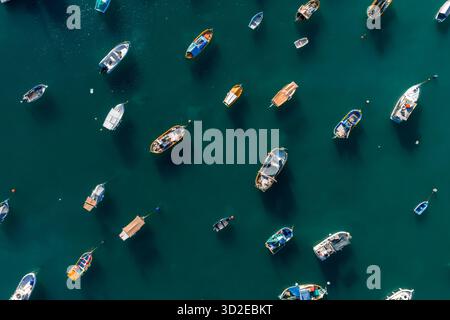 Aus der Vogelperspektive auf maltesische Luzzu und Boote im Hafen von Marsaxlokk, Malta Stockfoto