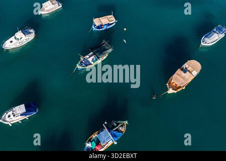 Luftansicht auf Luzzu-Boote im Hafen von Marsaxlokk, Malta, mittags Stockfoto