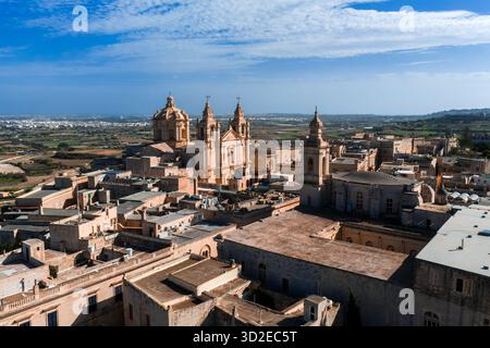 Aus der Vogelperspektive auf Mdina, Malta mit St. Pauls Kathedrale und Bastionen Stockfoto