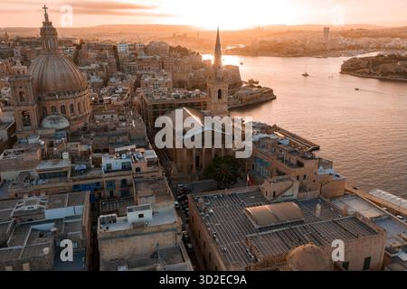 Goldene Stunde aus der Luft über Valletta, Malta, Grand Harbour und Sehenswürdigkeiten Stockfoto
