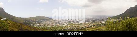 Panorama auf Kapstadt, Devils Peak, Lions Head und Signal Hill, Südafrika Stockfoto