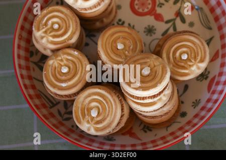 Herrliche hausgemachte, geröstete Spiralkekse in der Schüssel. Süße Dessertgerichte und frisches Backen sorgen für köstliche Kekse für gemütliche und gemütliche Snacks Stockfoto