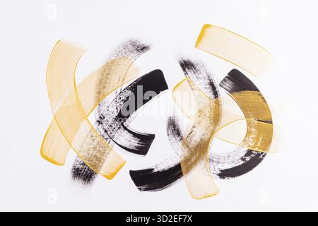 Abstrakte schwarze und goldene Halbkreislinien auf weißem Hintergrund. Das Konzept des modernen Stils in der Kunst, handgezeichnet Stockfoto
