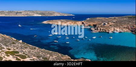 Luftpanorama der Blauen Lagune, Comino Island, Malta mit Booten Stockfoto