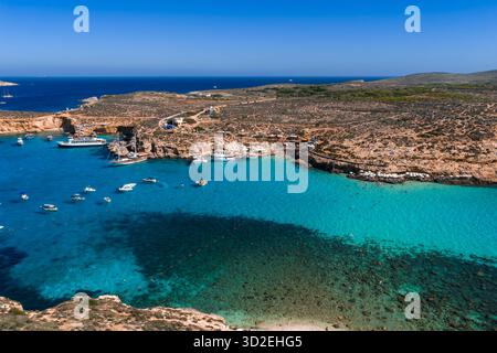 Panoramablick aus der Vogelperspektive auf die Blaue Lagune, Comino Island, Malta im Sommer Stockfoto