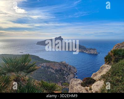 Malerischer Blick auf die malerische Insel Sa Dragonera und die felsige Küste des Mittelmeers in der Nähe von La Trapa und Sant Elm, Mallorca, Balearen, Spanien Stockfoto
