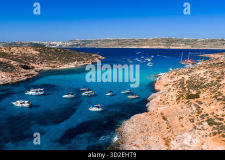 Panoramablick aus der Vogelperspektive auf die Blaue Lagune, Comino Island, Malta im Sommer Stockfoto