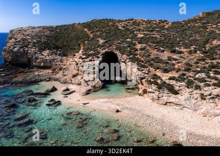 Blick aus der Vogelperspektive auf die Bucht von Comino Blue Lagoon mit Meereshöhle und Strand Stockfoto