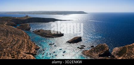 Luftpanorama der Blauen Lagune, Comino Island, Malta um 12:00 Uhr Stockfoto