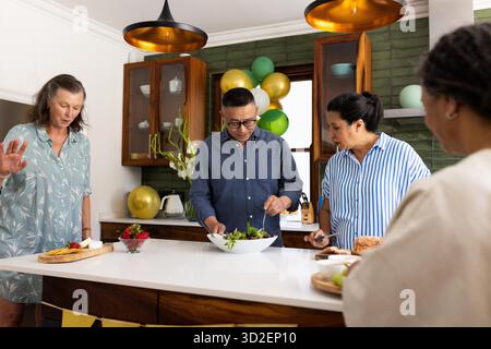 Gesunde Salate zubereiten, Senioren in der modernen Küche miteinander reden. Kochen, Lebensstil, Ernährung, ältere Menschen, Freundschaft, Startseite || Modell veröffentlicht Stockfoto
