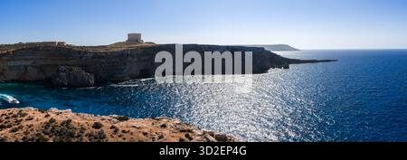 Comino Island Klippen mit Saint Marys Tower über der Blauen Lagune, Malta Stockfoto