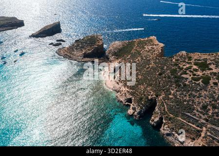 Panoramablick auf die Blaue Lagune Comino Malta und den Cominotto Kanal Stockfoto