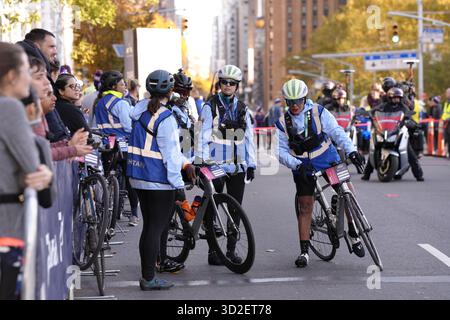 New York, Usa. November 2025. Die NY Road Runners starten zum TCS New York City Marathon Weekend mit dem Abbott Dash to the Finish Line 5K Run, der am Samstag, 1. November 2025 in New York City stattfand, entlang der East 42nd Street zum Central Park. Quelle: Jennifer Graylock/Alamy Live News Stockfoto