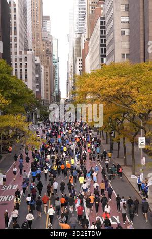 New York, Usa. November 2025. Die NY Road Runners starten zum TCS New York City Marathon Weekend mit dem Abbott Dash to the Finish Line 5K Run, der am Samstag, 1. November 2025 in New York City stattfand, entlang der East 42nd Street zum Central Park. Quelle: Jennifer Graylock/Alamy Live News Stockfoto