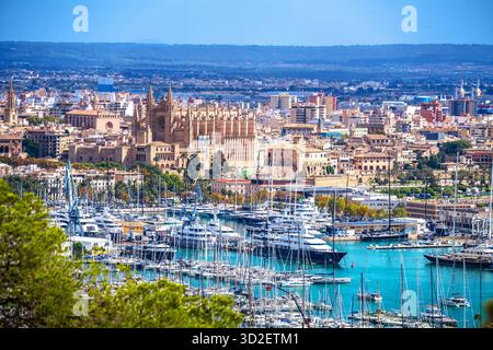 Kathedrale Basilica de Santa Maria de Mallorca und Palma de Mallorca mit Blick aufs Wasser. Insel Mallorca. Balearen in Spanien. Stockfoto