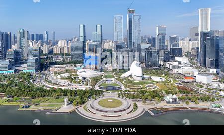 Shenzhen. November 2025. Ein Drohnenfoto vom 1. November 2025 zeigt einen Blick auf den Shenzhen Bay Culture Square in Shenzhen, der südchinesischen Provinz Guangdong. Der Shenzhen Bay Culture Square begann am Samstag mit der Probefahrt. Der Wahrzeichen-Platz mit einer Baufläche von 188.000 Quadratmetern verfügt über neun Ausstellungshallen. Quelle: Liang Xu/Xinhua/Alamy Live News Stockfoto
