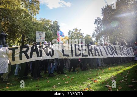 LONDON, UK - 01. November 2025: Transrechtler veranstalten am 1. November 2025 einen Gegenprotest in der Nähe des Parlaments in London, England, während Anti-Trans-feministische Aktivisten durch die Gegend marschieren. Mindestens eine Person wurde von der Polizei festgenommen und verhaftet. Gegendemonstratoren schwenkten Flaggen, hielten Plakate und skandierten zur Unterstützung von Transgender-Rechten und Inklusion. Stockfoto