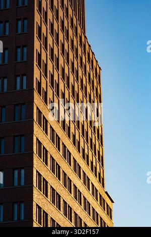 Berlin, Deutschland, Hochhaus Potsdamer Platz im goldenen Nachmittagslicht Stockfoto