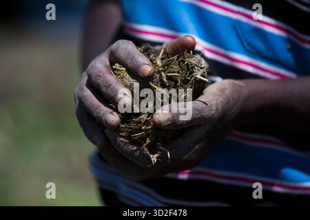 Bugesera, Ruanda. Die Bewohner von Sharita Island waten durch den überfluteten Nyagisenyi River in Bugesera und zeigen die Auswirkungen der saisonalen Überschwemmungen. Stockfoto