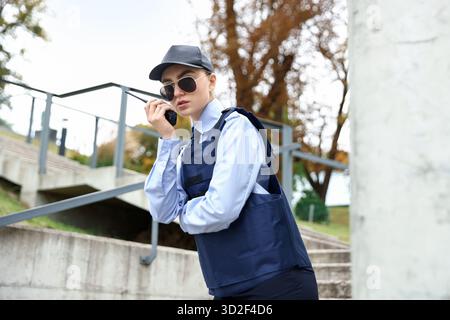 Polizist spricht per Funk auf der Straße der Stadt Stockfoto