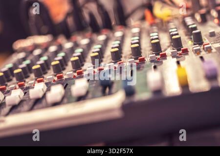 Mischpult mit verschiedenen Knöpfen, Fadern und Tasten für Tontechnik, Musikproduktion, Tonaufnahme und Audiosteuerung in a s Stockfoto