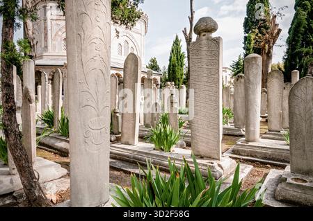 Historische osmanische Grabsteine mit arabischen Inschriften auf dem Friedhof der Süleymaniye-Moschee in Istanbul, Türkei Stockfoto