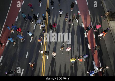 New York, Usa. November 2025. Die NY Road Runners starten zum TCS New York City Marathon Weekend mit dem Abbott Dash to the Finish Line 5K Run, der am Samstag, 1. November 2025 in New York City stattfand, entlang der East 42nd Street zum Central Park. Quelle: Jennifer Graylock/Alamy Live News Stockfoto