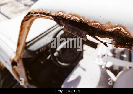 Rostige Türöffnung eines weißen Renault R4-Fahrzeugs auf Paros, Griechenland Stockfoto