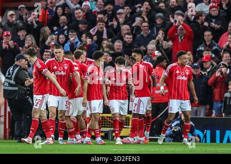 Nicolo Savona aus Nottingham Forest feiert sein Ziel, es 2-1 während des Premier League-Spiels Nottingham Forest gegen Manchester United am City Ground, Nottingham, Vereinigtes Königreich, 1. November 2025 (Foto: Alfie Cosgrove/News Images) *** GER AUT SUI OUT *** Stockfoto