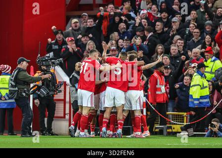 Nicolo Savona aus Nottingham Forest feiert sein Ziel, es 2-1 während des Premier League-Spiels Nottingham Forest gegen Manchester United am City Ground, Nottingham, Vereinigtes Königreich, 1. November 2025 (Foto: Alfie Cosgrove/News Images) *** GER AUT SUI OUT *** Stockfoto