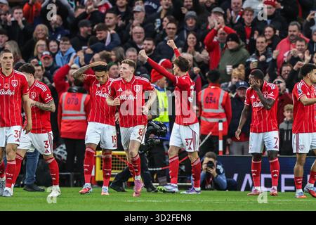 Nicolo Savona aus Nottingham Forest feiert sein Ziel, es 2-1 während des Premier League-Spiels Nottingham Forest gegen Manchester United am City Ground, Nottingham, Vereinigtes Königreich, 1. November 2025 (Foto: Alfie Cosgrove/News Images) *** GER AUT SUI OUT *** Stockfoto
