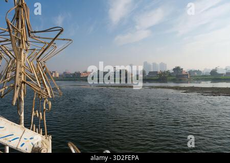 Eine Nil Felucca am Fluss mit Kairo im Hintergrund, Ägypten Stockfoto