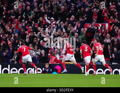 Nicolo Savona von Nottingham Forest feiert das erste Tor ihrer Mannschaft während des Premier League-Spiels auf dem City Ground, Nottingham. Bilddatum: Samstag, 1. November 2025. Stockfoto