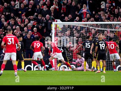 Nicolo Savona von Nottingham Forest feiert das erste Tor ihrer Mannschaft während des Premier League-Spiels auf dem City Ground, Nottingham. Bilddatum: Samstag, 1. November 2025. Stockfoto