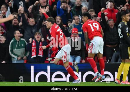 Nicolo Savona aus Nottingham Forest feiert, nachdem er am Samstag, den 1. November 2025, ein 2:1-Tor im Premier League-Spiel zwischen Nottingham Forest und Manchester United im City Ground in Nottingham erzielt hat. (Foto: Jon Hobley | MI News) Credit: MI News & Sport /Alamy Live News Stockfoto