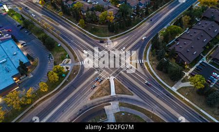 Luftaufnahme von einer stark befahrenen Autobahnkreuzung mit fahrenden Autos in der Dämmerung. Stockfoto