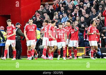 The City Ground, Nottingham, Großbritannien. November 2025. Premier League Football, Nottingham Forest gegen Manchester United; Nicolo Savona aus Nottingham Forest feiert mit seinem Team, nachdem er in der 50. Minute einen Treffer erzielt hat und 2-1 erzielt hat. Credit: Action Plus Sports/Alamy Live News Stockfoto