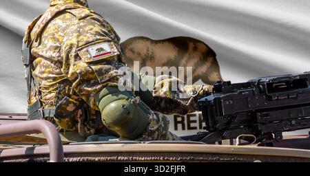 Kalifornische US-Staatsflagge mit Soldat am Maschinengewehr-Turm Stockfoto