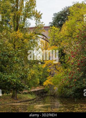 Der Park Buttes-Chaumont im Herbst, Paris, Frankreich Stockfoto
